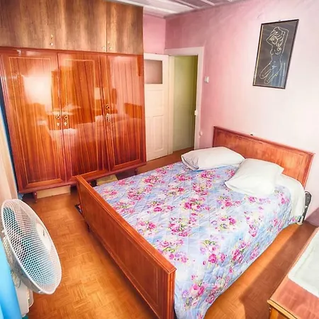Eleni's House * Χλομός